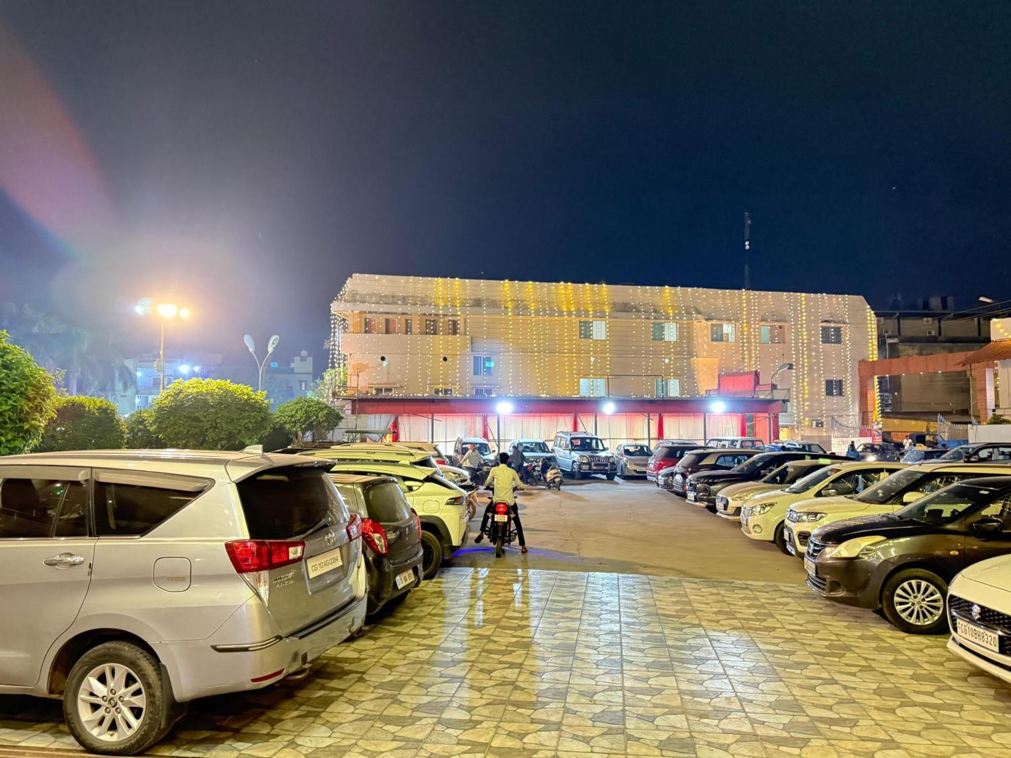 Hotel Emperor Paradise Bilāspur Buitenkant foto